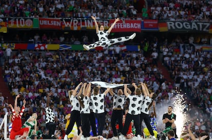 Bailarines participan en la ceremonia de inauguración de la Eurocopa 2024. 