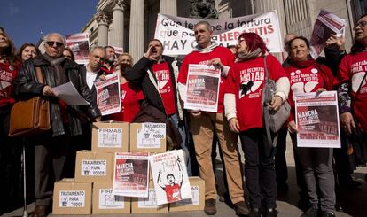 La Plataforma de Afectados por la Hepatitis C entregan firmas pidiendo al Gobierno que todos los enfermos reciban los nuevos tratamientos.