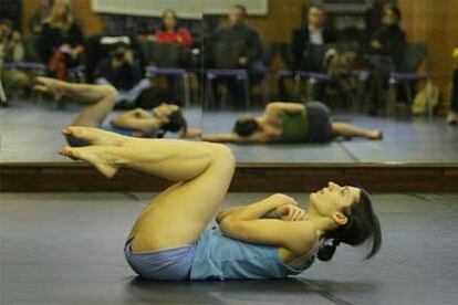 Dos bailarinas del Ballet Biarritz Junior muestran, ayer, parte del espectáculo que presentan esta tarde en San Sebastián.