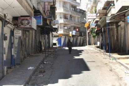 Calle de Jisr al-Shughour, al norte de Damasco, con sus comercios cerrados.
