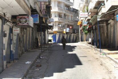 Calle de Jisr al-Shughour, al norte de Damasco, con sus comercios cerrados.