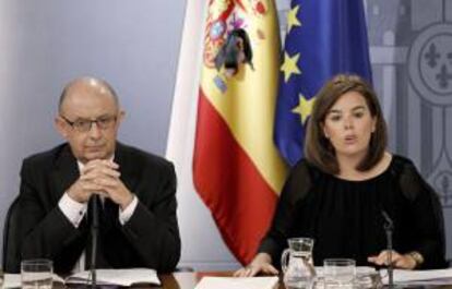 La vicepresidenta del Gobierno, Soraya Sáenz de Santamaría y el ministro de Hacienda, Cristóbal Montoro, durante la rueda de prensa posterior a la reunión del Consejo de Ministros.