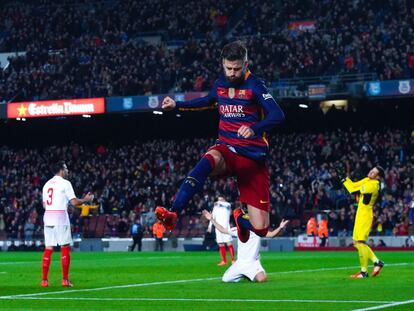 Piqué celebra su gol ante el Sevilla.
