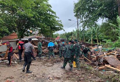 Polícia e exército indonésios trabalham em Anyer depois que o local foi atingido por um tsunami.