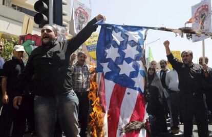 Iraníes queman una bandera de EEUU en una marcha este viernes.