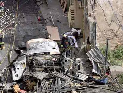Restos de la furgoneta tras la explosión.