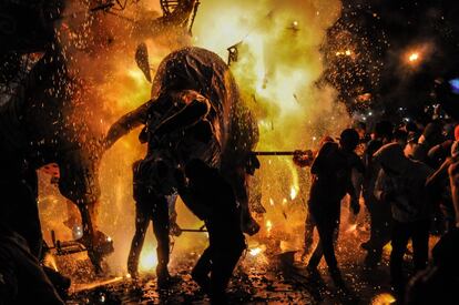 A pesar de ello, residentes y visitantes festejaron con un desfile de 'toritos' de fuego.