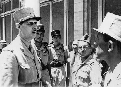 Hubert Germain (en el centro al fondo), retratado junto a varios compañeros y Charles de Gaulle (izquierda) en Argelia en 1943, durante la Segunda Guerra Mundial.