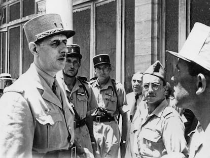 Hubert Germain (en el centro al fondo), retratado junto a varios compañeros y Charles de Gaulle (izquierda) en Argelia en 1943, durante la Segunda Guerra Mundial.