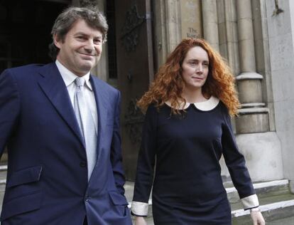 Rebekah Brooks y su marido, Charlie, la semana pasada tras testificar ante la comisión Leveson.