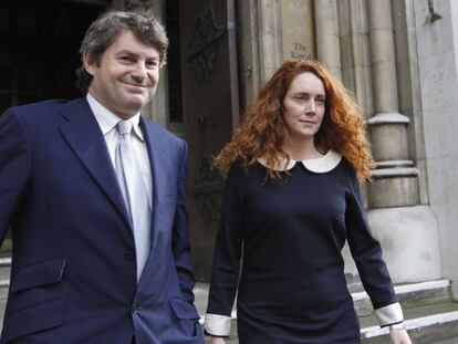 Rebekah Brooks y su marido, Charlie, la semana pasada tras testificar ante la comisión Leveson.