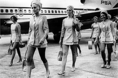 Los escuetos uniformes de las azafatas de Northwest Airlines, a principios de los setenta.