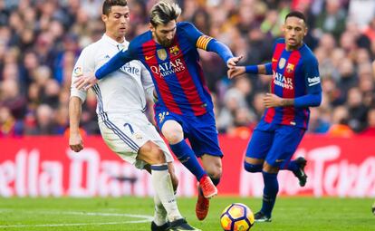 Cristiano Ronaldo (izquierda) y Lionel Messi disputan un balón en un encuentro de la pasada temporada.