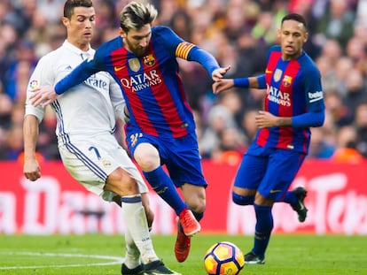 Cristiano Ronaldo (izquierda) y Lionel Messi disputan un balón en un encuentro de la pasada temporada.