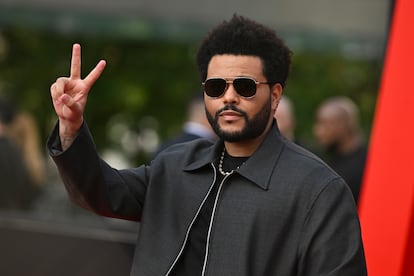 THE WEEKEND - ‘Hurry up tomorrow’ es el título del sexto disco de The Weeknd, que alcanzó el número uno en las listas de varios países, pero también el de una película con la que se ha llevado un enorme batacazo en 2025. Abel Tesfaye, nombre real del cantante, interpreta a una versión ficticia de sí mismo en un 'thriller' que se centra en una estrella del pop atormentada. El largometraje ha recibido críticas demoledoras. 'Entertainment Weekly' indicó que casi no tiene argumento y lo describió como “autoindulgente, excesivamente serio y, lo peor todo, simplemente aburrido”. 'Variety' lo definió como un “ejercicio de autoflagelación envuelto en imágenes de pesadilla”. Los millones de fans del músico no han podido evitar el tropiezo del film en taquilla, que llega dos años después de otro sonoro fracaso de Tesfaye en el mundo de la interpretación: ‘The Idol’, la serie ya cancelada de HBO (o Max, o HBO Max, o el nombre que tenga en este momento) que unió a The Weeknd y Sam Levinson, creador de ‘Euphoria’, para ofrecer una producción de la que solo se habló para comentar sus controvertidas escenas de sexo.