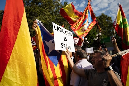 Manifestantes de Vox protestan también junto al Parlament bajo el lema: “¡Puigdemont a prisión!”.