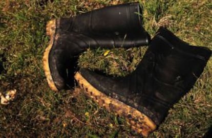 Botas encontradas en las cercanías de la fosa.