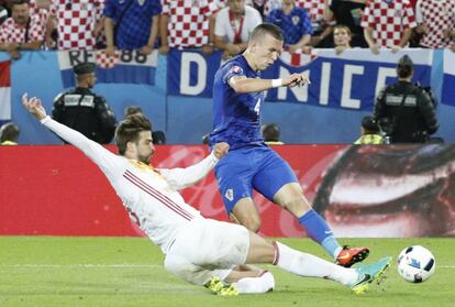 El centrocampista de Croacia, Ivan Perísic (d), golpea el balón ante el defensa de la selección española, Gerard Piqué, consiguiendo el segundo gol del equipo croata.