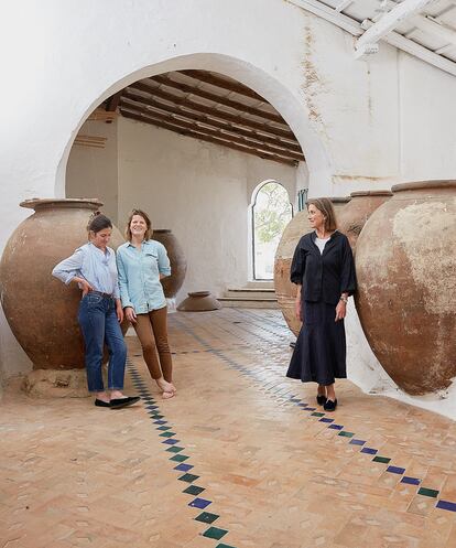 La cocinera junto a su madre y su hermana Amber, responsable de los retiros de yoga en Trasierra. Cuando Charlotte adquirió el lugar en 1978 las tinajas estaban bajo tierra. “Veía agujeros en el suelo y estuve cuatro años preguntándome qué eran”, dice. Los recipientes servían antiguamente para almacenar vino y aceite.