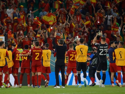 Los jugadores de España saludaban a la afición tras la goleada frente a Costa Rica, el miércoles en Doha.