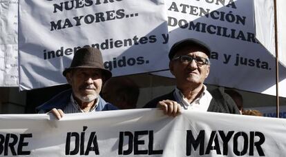 Un grupo de pensionistas durante una protesta en el D&iacute;a del Mayor, en Pamplona