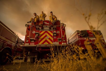 Um momento de descanso dos bombeiros em Clearlake.