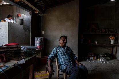 Juan Antonio García, en la sala de su casa en Ayutla. 