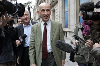 Louis Gallois, nuevo presidente de Airbus, abandona los estudios de la emisora Europa 1 tras una entrevista.