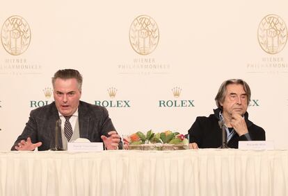 El responsable de la Filarmónica de Viena, Daniel Froschauer (izquierda), y el director de orquesta Riccardo Muti, en la rueda de prensa de presentación del Concierto de Año Nuevo de 2021.