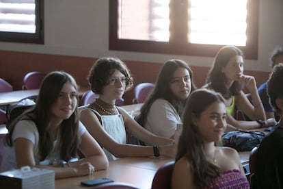 Alumnas del Tecnocamp asisten al taller 'Explora el Sistema Solar en realidad virtual', el pasado jueves.