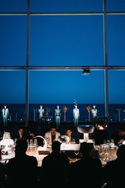 Los invitados disfrutan de la cena en el Club de Nataciò de Barcelona