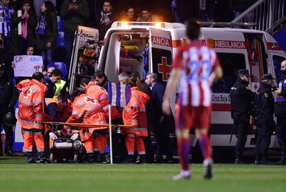 Una ambulancia ha entrado en el estadio de Riazor para socorrer al futbolista.