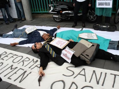 A protest by organizations who treat people with HIV against the health cuts in Zaragoza.