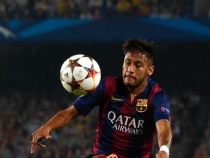 Neymar intenta un control acrobàtic en el partit davant l'Ajax.