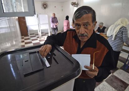 Um homem introduz seu voto em uma urna no distrito da Al-Haram, no Cairo, em 26 de março.