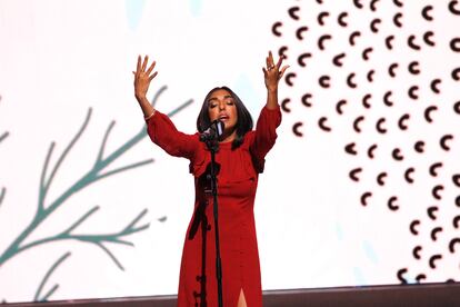 Rupi Kaur actúa durante el WE Day de Toronto, una jornada de empoderamiento juvenil, el 19 de septiembre de 2019.