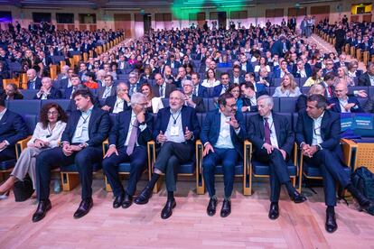 El presidente de Mercadona, Juan Roig, en el centro de la imagen, en la apertura del Congreso Aecoc que se celebra en Madrid, junto al presidente de Aecoc, Ignacio González, y otros ejecutivos como Ricardo Álvarez, consejero delegado de Dia España, o Rosa Carabel, consejera delegada de Eroski.