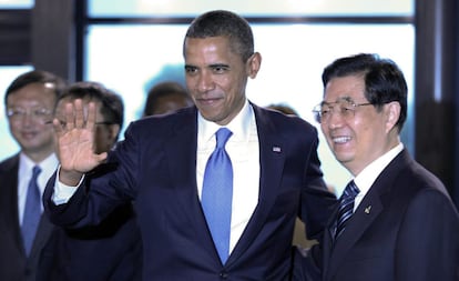 El presidente estadounidense, Barack Obama , saluda junto a su homólogo chino Hu Jintao, durante la cumbre de los líderes del G20 en Cannes.
