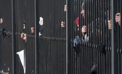 Manifestantes ante la verja del Parlamento en Kiev.