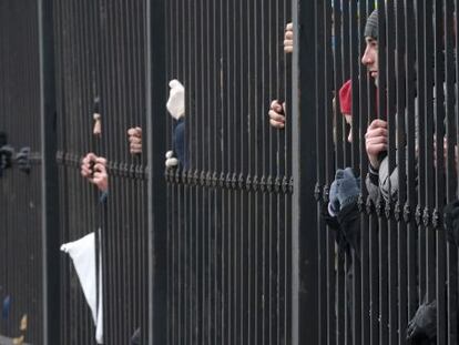 Manifestantes ante la verja del Parlamento en Kiev.