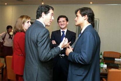 José María Michavila y Juan Fernando López Aguilar (PSOE), en una reunión en el Congreso.