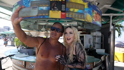 Fanáticos de Madonna caracterizados se toman fotografías en la playa de Copacabana, en la espera del concierto de estrella norteamericana.