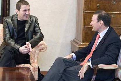 Arnaldo Otegi (izquierda), con Juan José Ibarretxe en la sede de la Presidencia del Gobierno vasco.