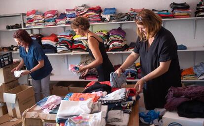 Voluntarias de Tarifeños solidarios empaquetan ropa para los migrantes.