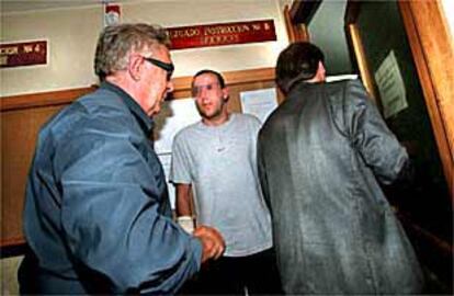 Juan Maeso, ayer, tras su abogado, a la entrada del juzgado donde realizó el examen grafológico.