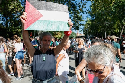 Manifestantes propalestinos en los alrededores del Museo del Prado de Madrid. 