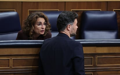 La ministra de Hacienda, Maria Jesús Montero, y el diputado de ERC Gabriel Rufián en el Congreso de los Diputados.