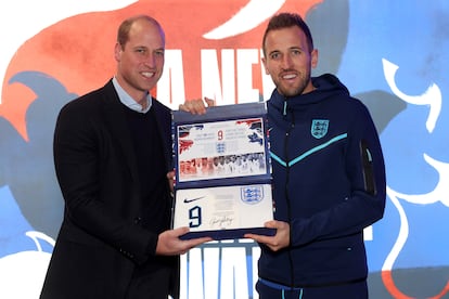 El príncipe Guillermo entrega su camiseta para Qatar al delantero de Inglaterra, Harry Kane, el lunes.