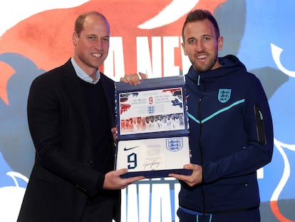 El príncipe Guillermo entrega su camiseta para Qatar al delantero de Inglaterra, Harry Kane, el lunes.