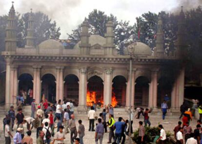 Manifestantes nepalíes prenden fuego a la mezquita más importante de Katmandú.